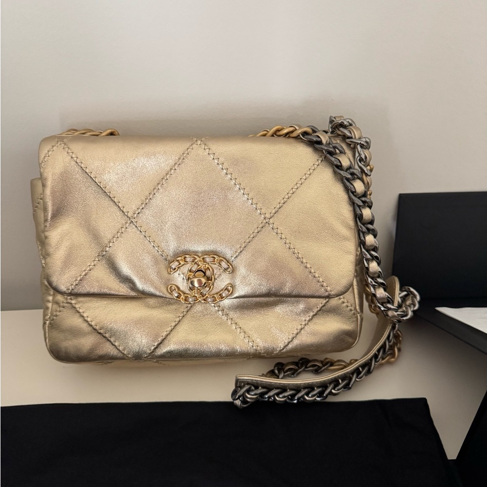 Chanel Gold Medium 19
